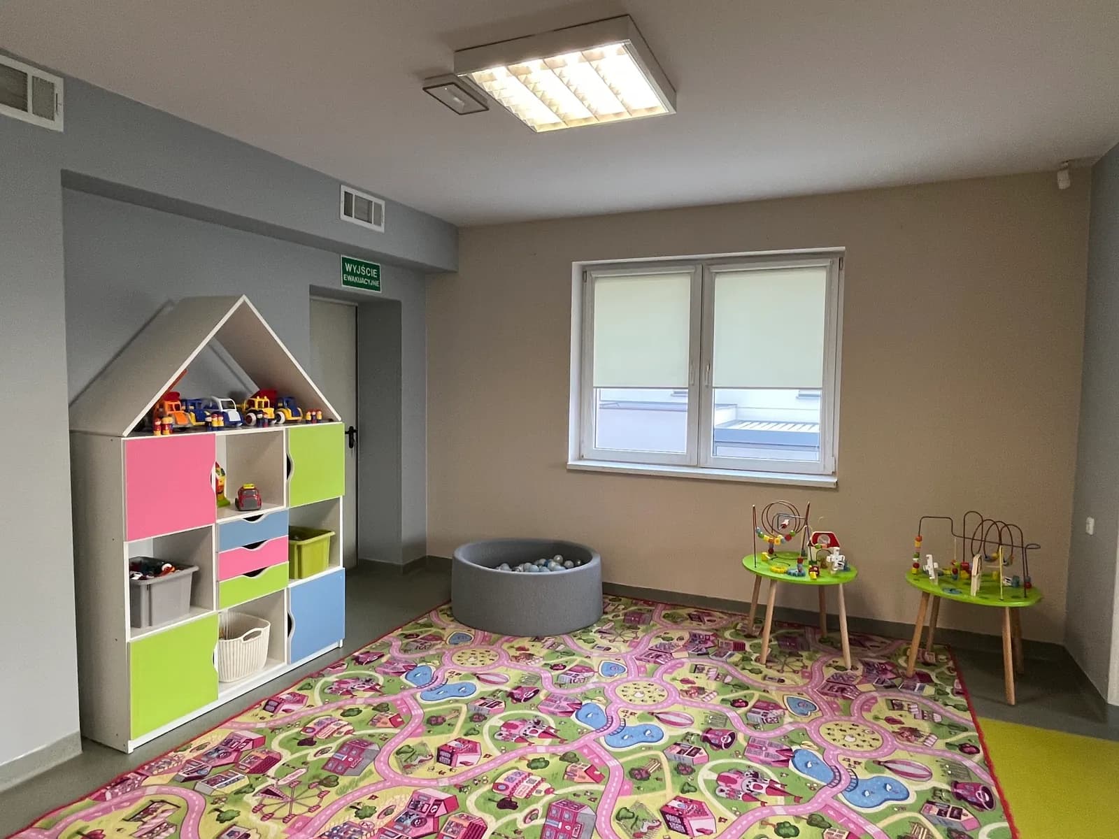 Sala edukacyjna przedszkola z kolorowymi meblami i zabawkami