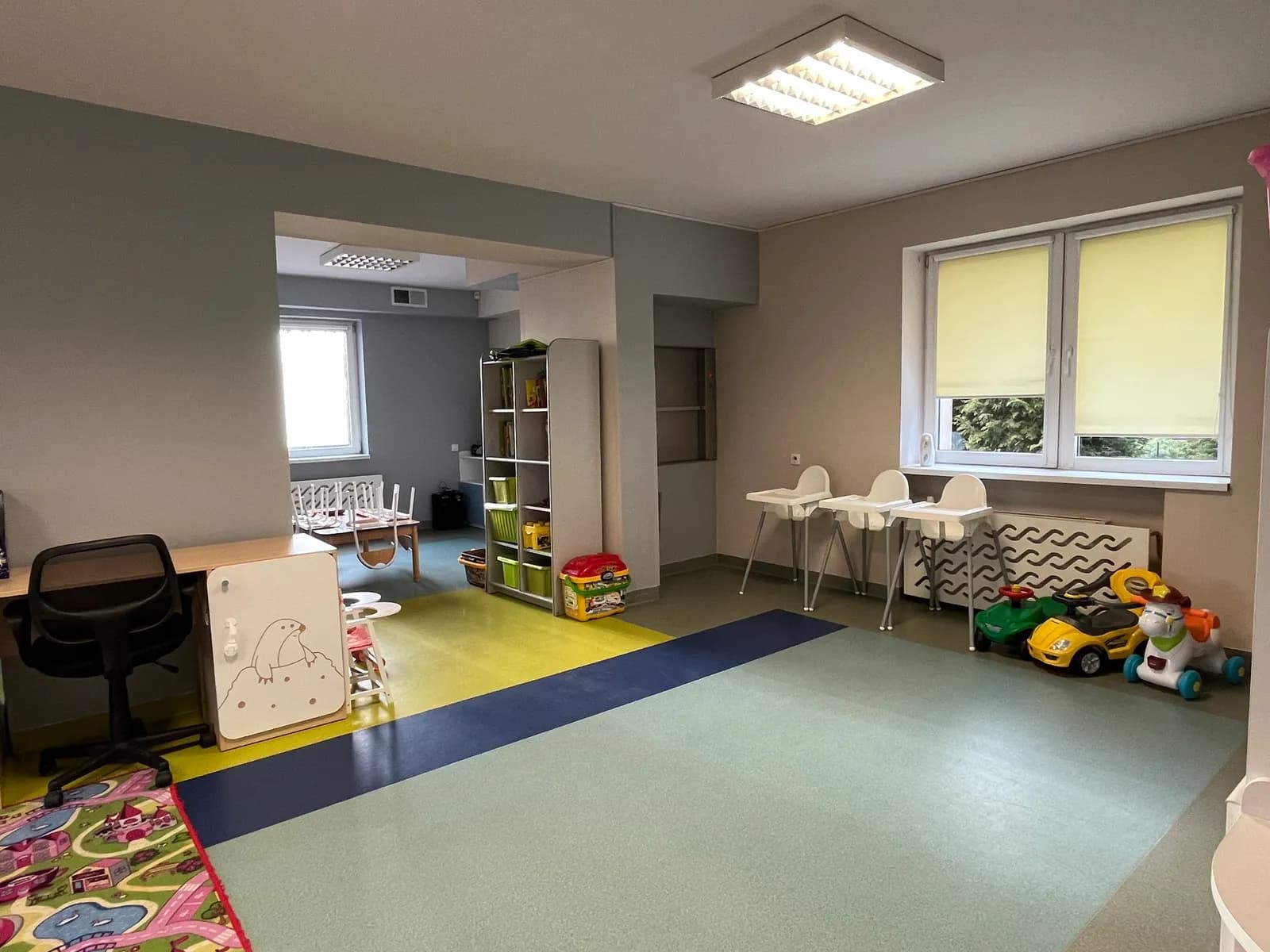 Stoliki i krzesełka dopasowane do wzrostu dzieci w sali przedszkolnej
